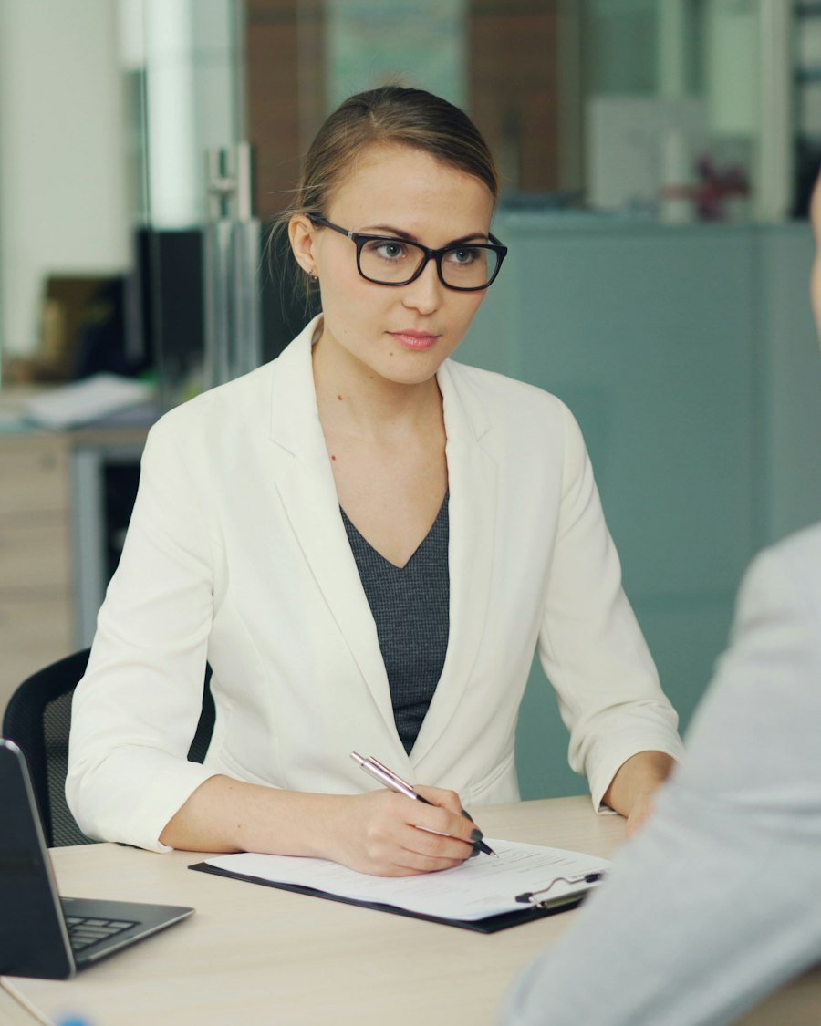 Une conseillère en ressources humaines mène une rencontre avec un gestionnaire