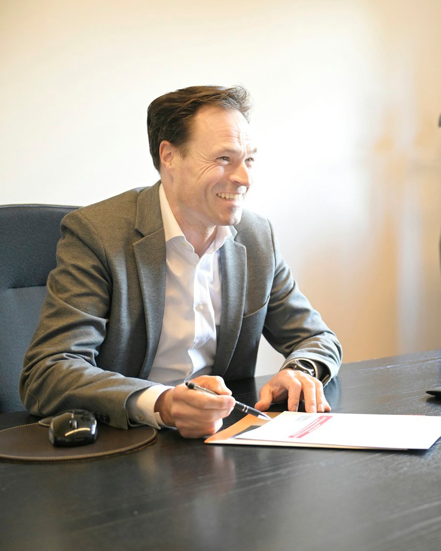 Deux gestionnaires examinent des documents dans un bureau