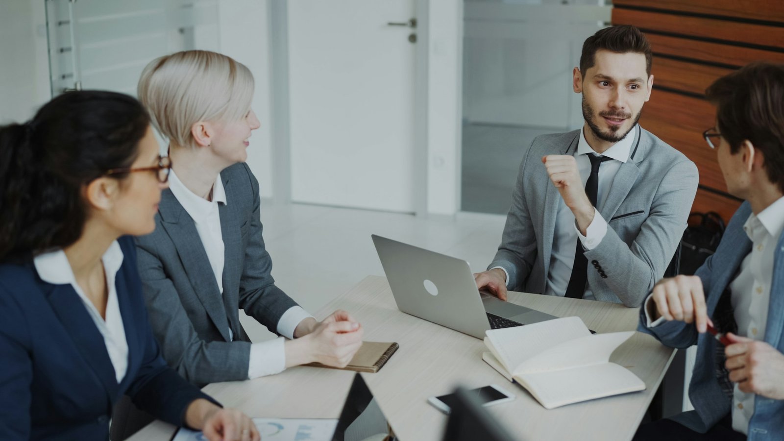Une équipe de gestionnaires réunie autour d’une table de travail